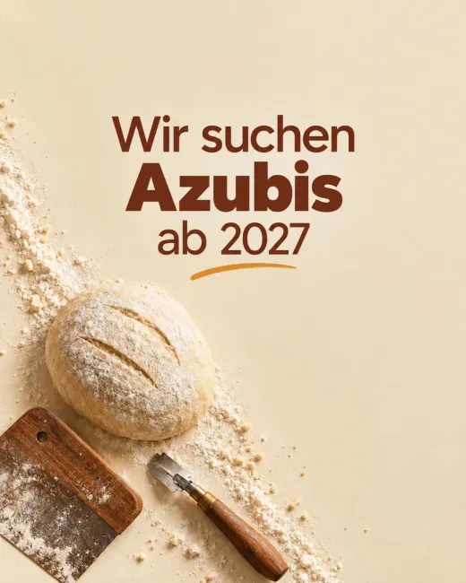 Ein bemehlter Brotteig liegt mit Teigschaber und Bäckermesser auf der Arbeitsfläche, darüber steht „Wir suchen Azubis ab 2027“.