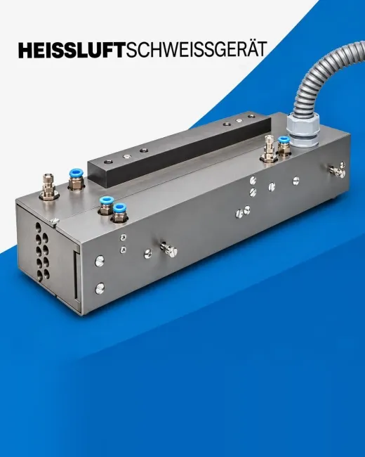 Ein Heißluftschweißgerät aus Edelstahl mit blauen Druckluftanschlüssen und einem Schlauch liegt vor einer blauen Fläche, darüber steht „Heißluftschweißgerät“.