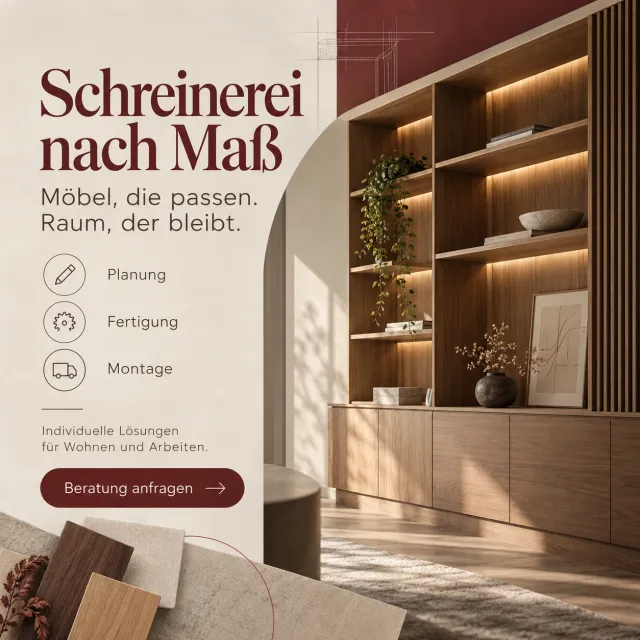 Ein beleuchtetes Regal aus Nussbaum mit Büchern und Pflanzen, daneben steht „Schreinerei nach Maß“ mit Planung, Fertigung und Montage.